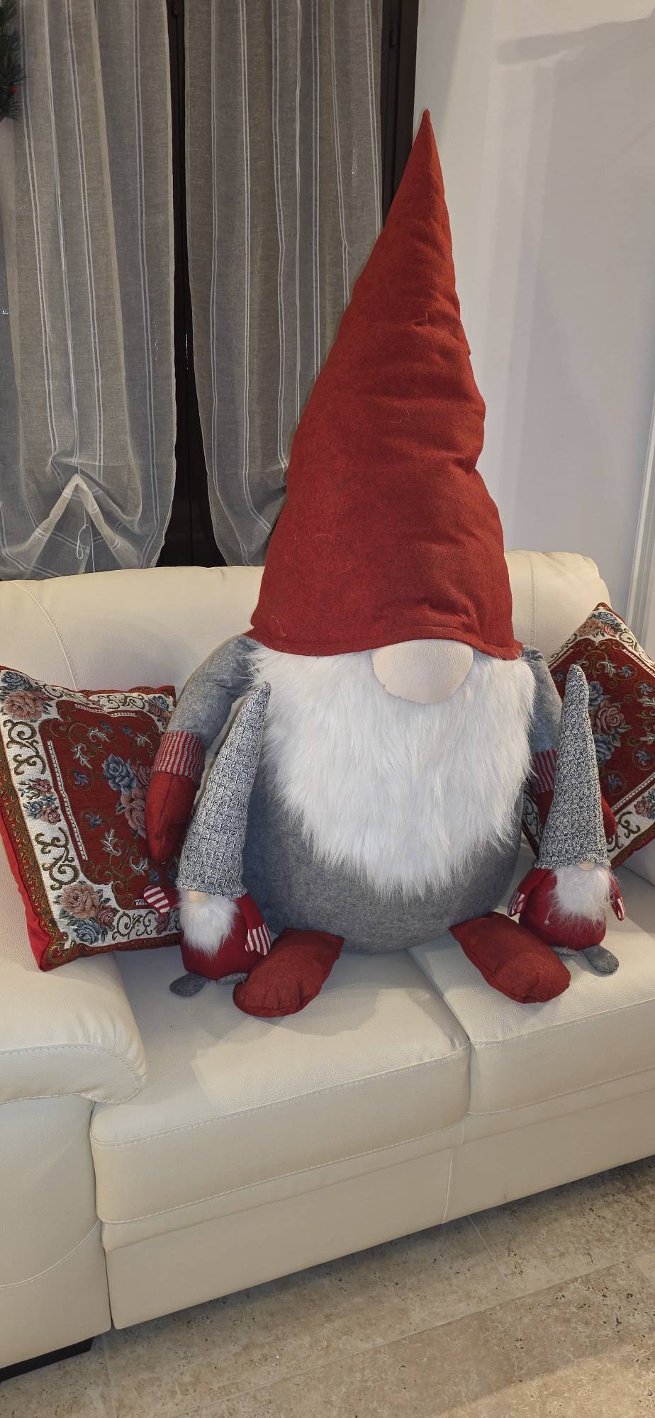 Soggiorno accogliente con divano e cuscini