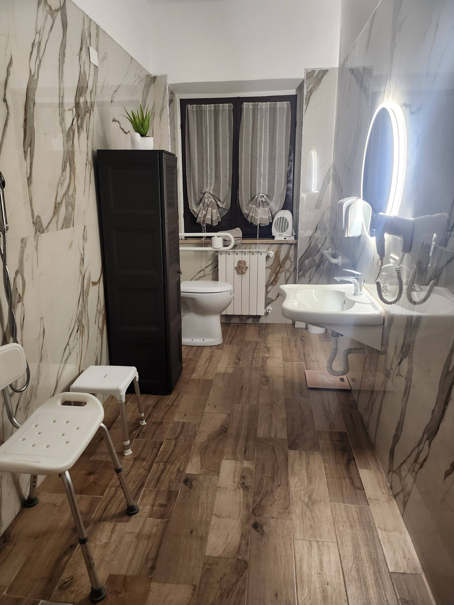 Bagno in marmo accessibile con ausili
